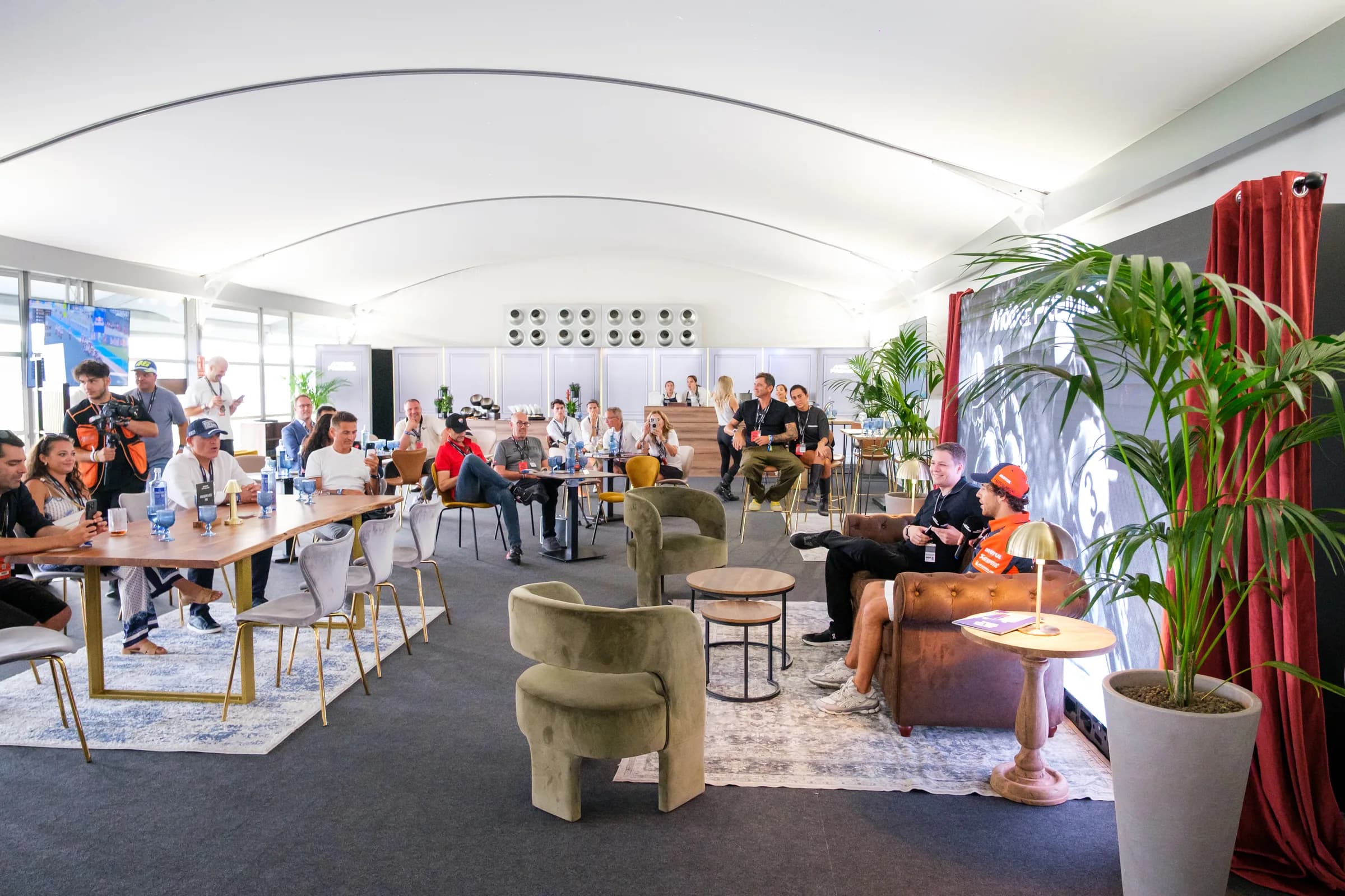 Exklusive Premier-Lounge mit Loungemöbeln am Renn-Wochenende